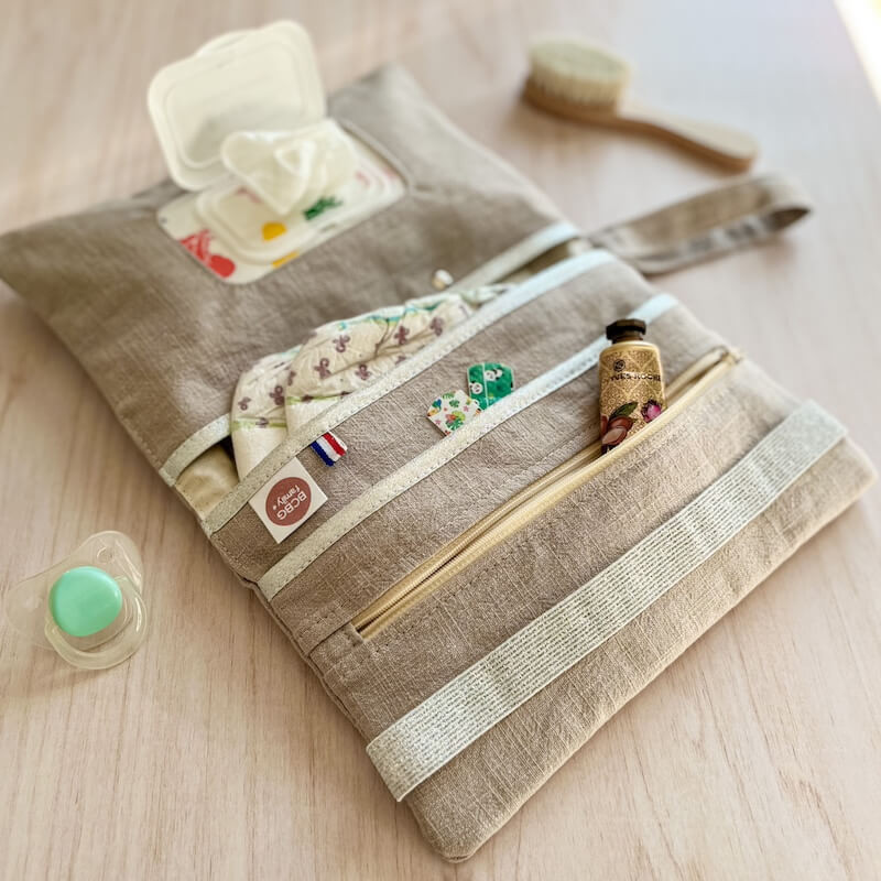 pochette à langer nomade en lin beige personnalisable avec le prénom