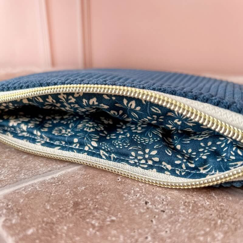 Pochette à maquillage fleurs bleues