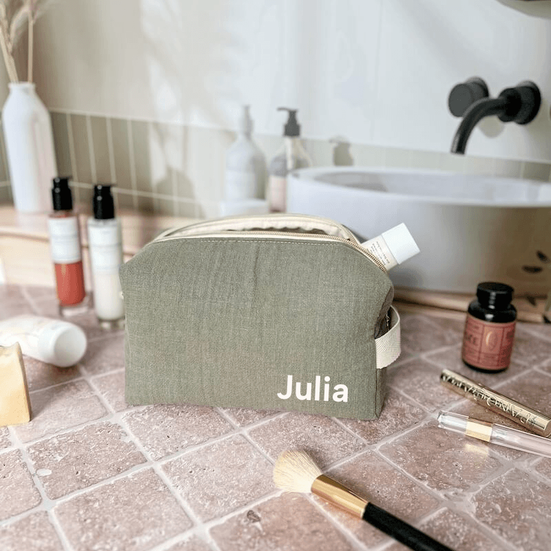 exemple de flocage de prénom pour la trousse de toilette personnalisable.