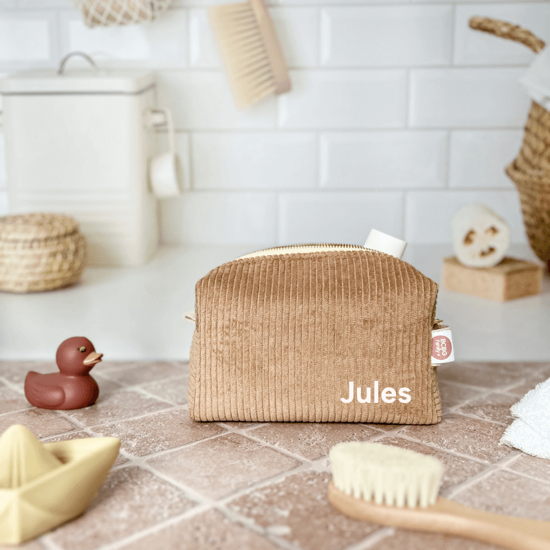 exemple de personnalisation pour la trousse de toilette bébé naissance