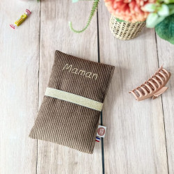 pochette livre en velours brodée