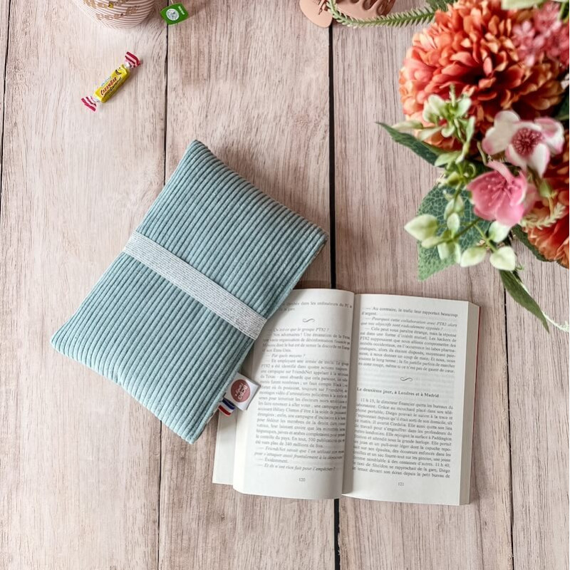 pochette livre de poche en velours bleu ciel