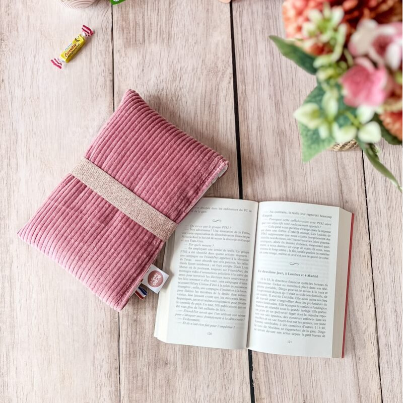 pochette livre de poche en velours rose