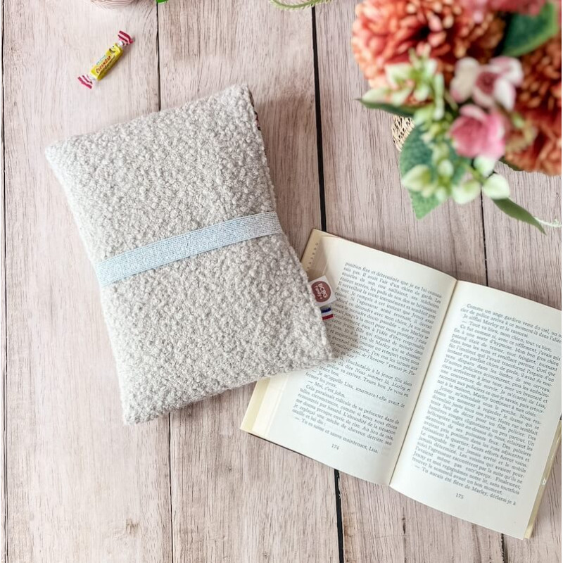 pochette livre en moumoute écru pour livres broché