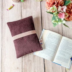 pochette livre en velours prune pour livre édition de poche