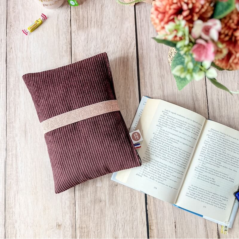 pochette livre en velours prune pour livre édition de poche