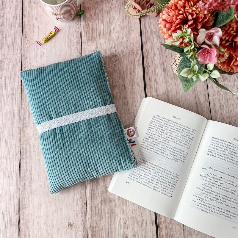 pochette livre en velours céladon au format de poche