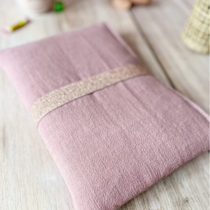 pochettes à livre avec élastique en fermetures pour s'adapter à l'épaisseur du livre.