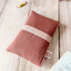 Pochette pour livre de poche avec élastique cuivré qui s'adapte à l'épaisseur du livre