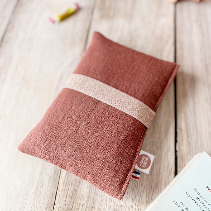 Pochette pour livre de poche avec élastique cuivré qui s'adapte à l'épaisseur du livre