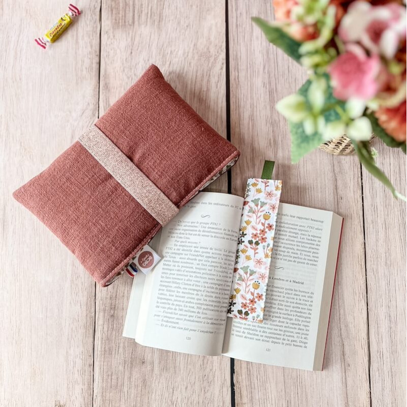 Pochette pour livre avec marque page assorti à la doublure