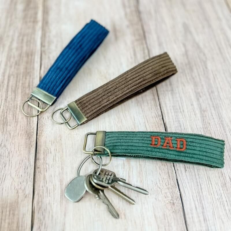 porte clés homme en velours bleu, vert et chocolat