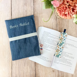 exemple de pochette livre en lin bleu jean brodée "Books Addict"