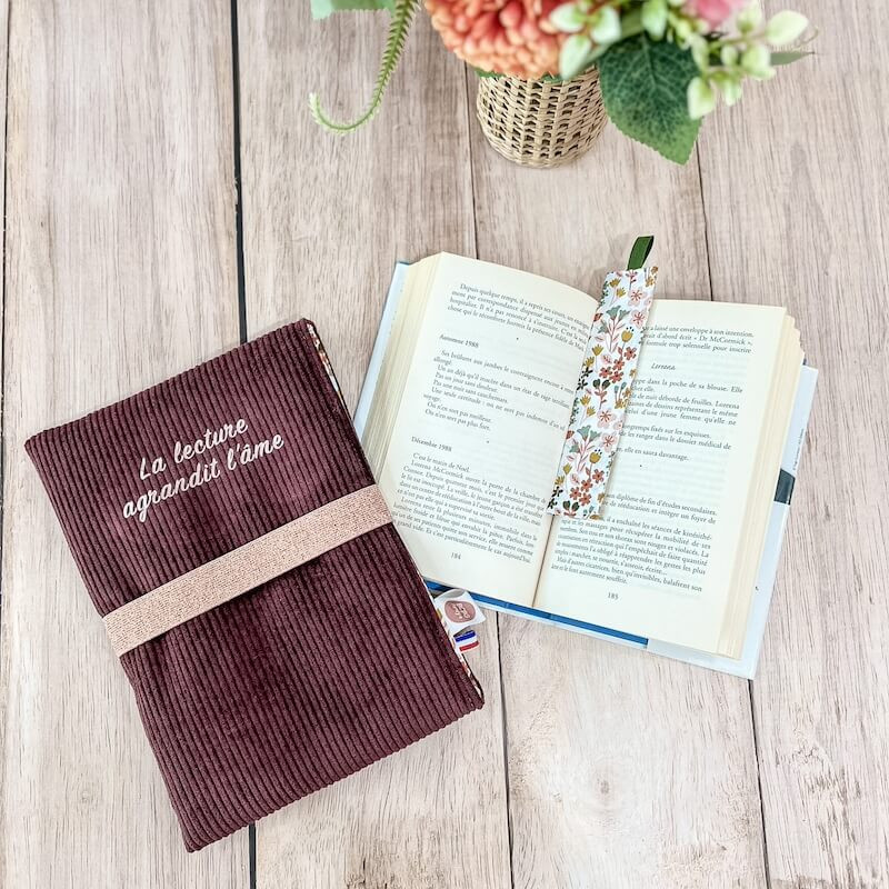 pochette à livre personnalisée avec expression "la lecture agrandit l'âme" en velours prune