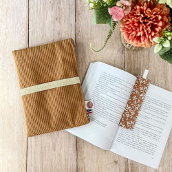 pochette à livre en velours jaune ocre avec marque page coordonné.