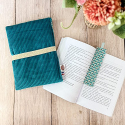 pochette à livre en velours bleu pétrole avec possibilité de personnalisation