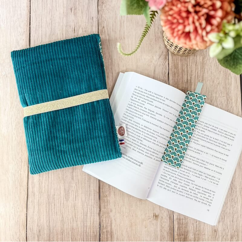 pochette à livre en velours bleu pétrole avec possibilité de personnalisation