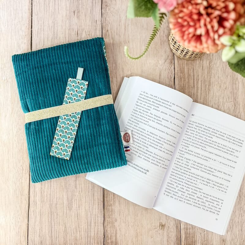 pochette à livre avec marque page coordonné possible.