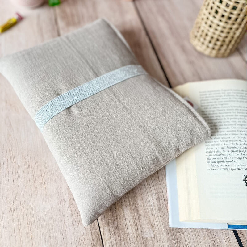 Pochette à livre avec élastique pour s'adapter à l'épaisseur du roman