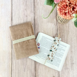pochette pour livre en velours beige et doublure léopard avec marque page coordonné