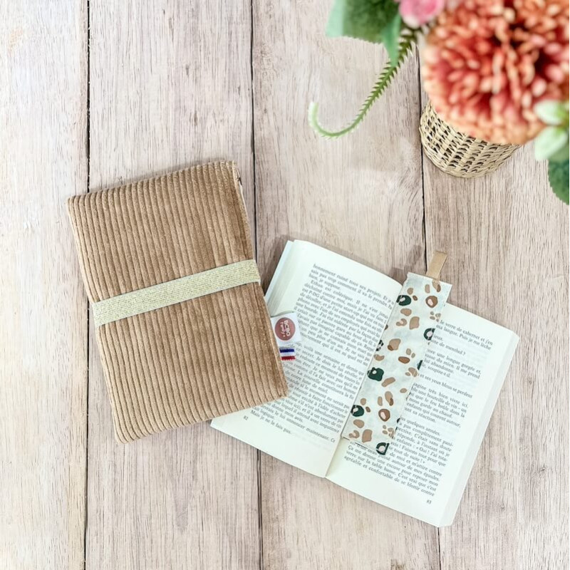 pochette pour livre en velours beige et doublure léopard avec marque page coordonné