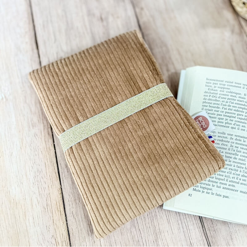 pochette pour livre avec élastique doré pour s'adapter à la taille du roman