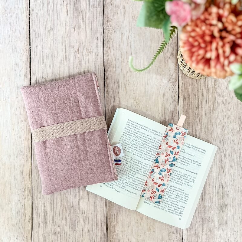 pochette pour livre en lin rose et marque page coordonné