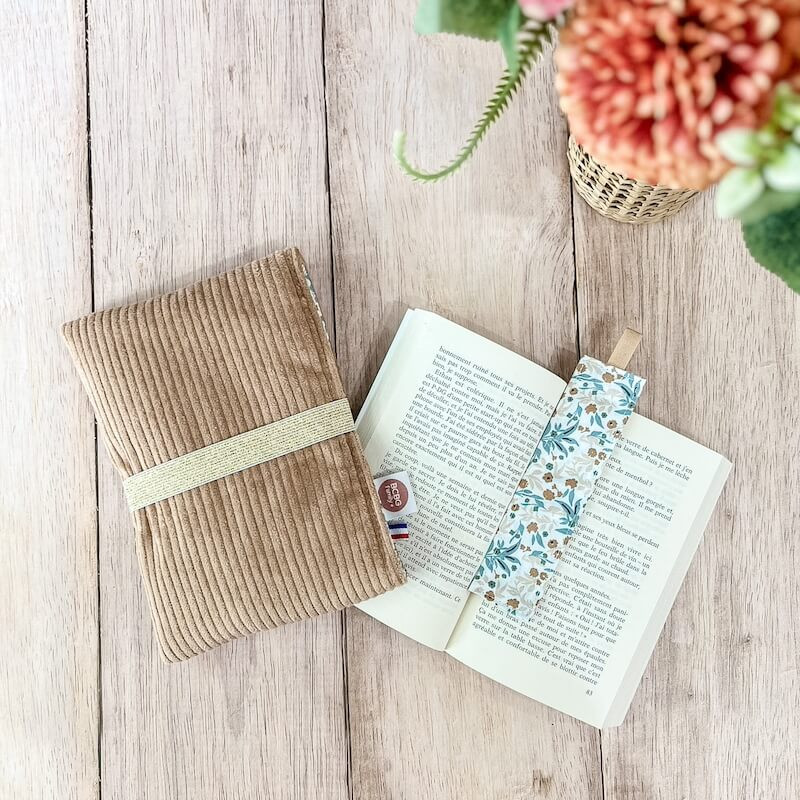 Pochette pour livre en velours camel et doublure fleurs