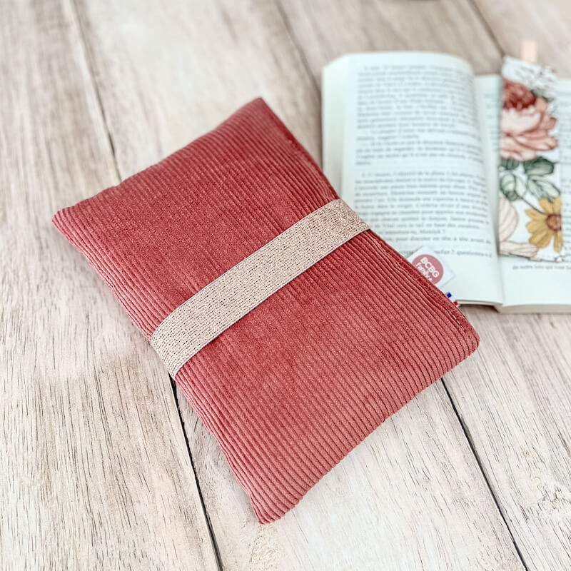 pochette pour livre avec élastique pour s'adapter à l'épaisseur du roman de poche