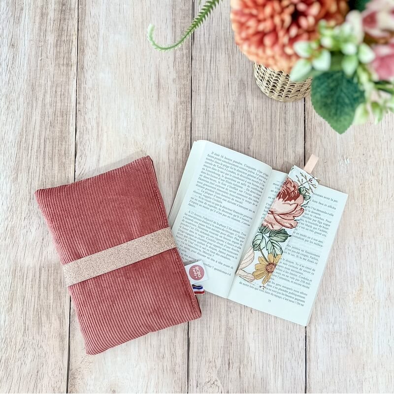 pochette pour livre en velours rose paprika et marque page coordonné