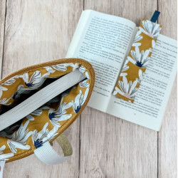Pochette pour livre avec doublure fleurs blanches sur fond jaune et marque page assorti