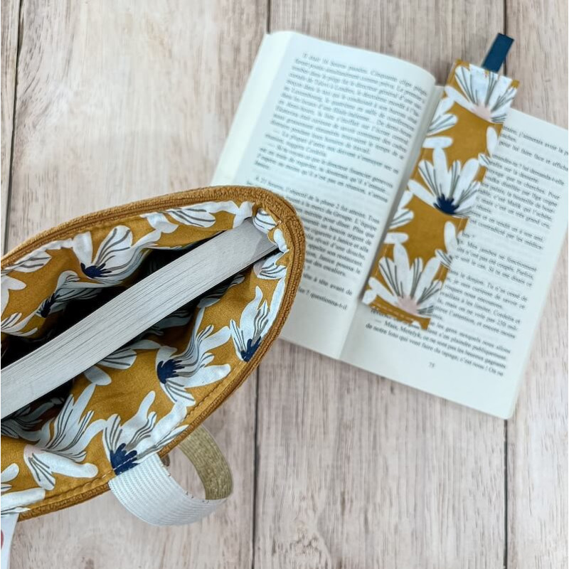 Pochette pour livre avec doublure fleurs blanches sur fond jaune et marque page assorti