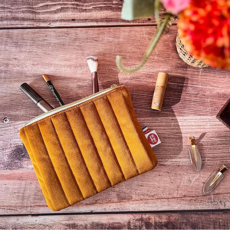 pochette à maquillage en velours matelassé jaune doré