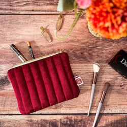 pochette à maquillage en velours lie de vin matelassé
