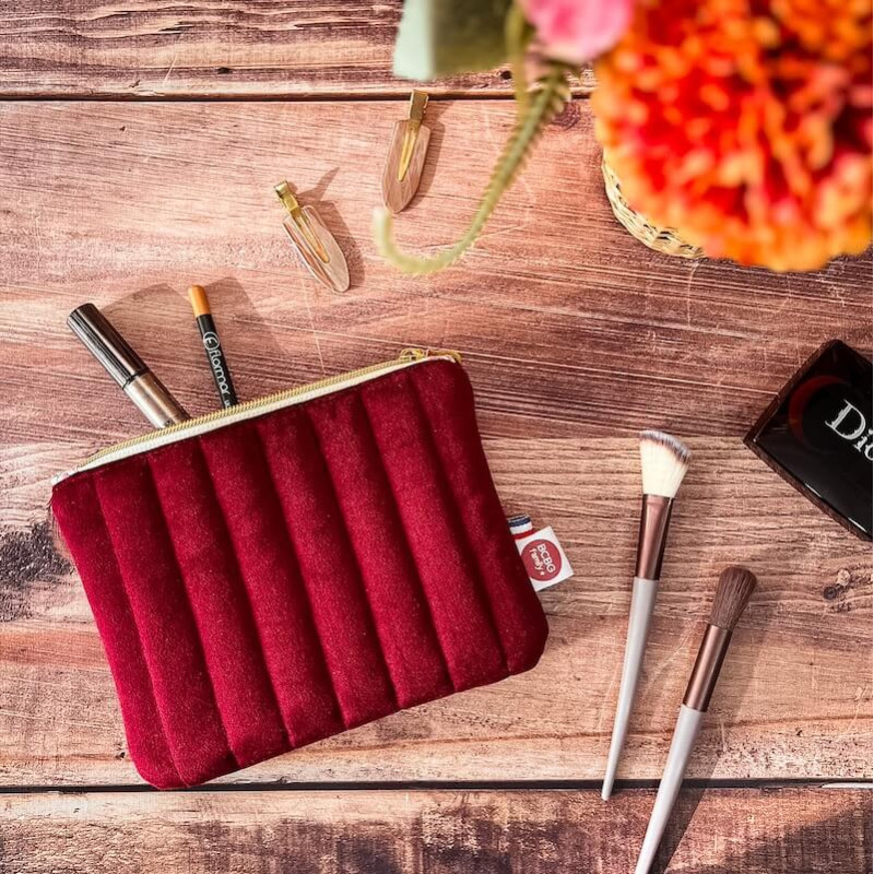 pochette à maquillage en velours lie de vin matelassé