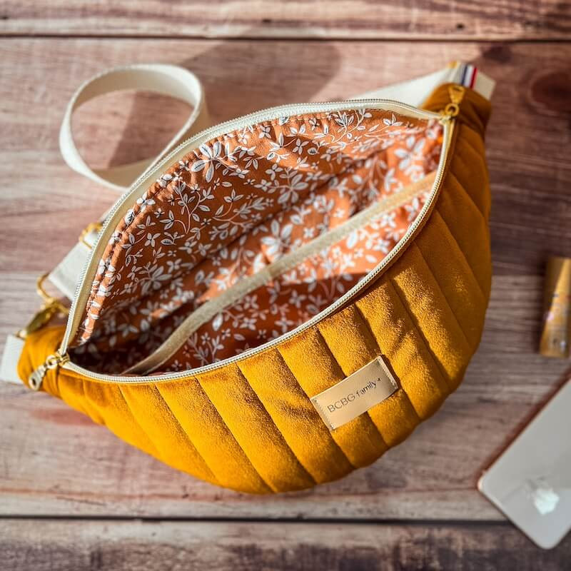 sac banane personnalisé avec poche de séparation en velours jaune doré