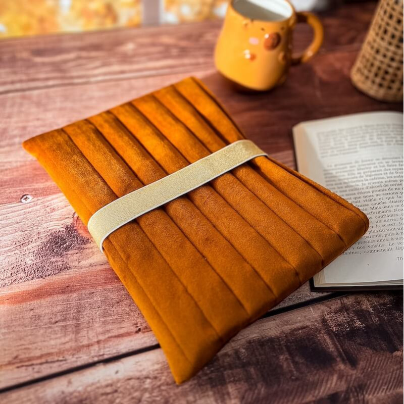 Pochette à livre en velours matelassé jaune moutarde doré
