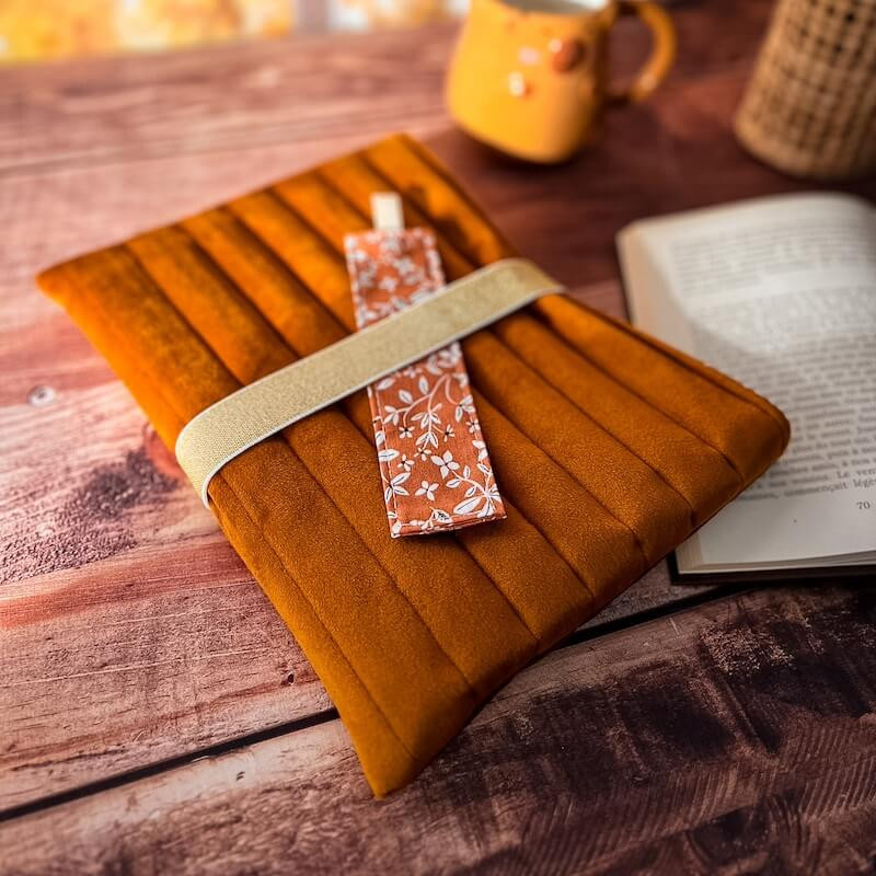 Pochette à livre made in france et élastique pour s'adapter à l'épaisseur du roman