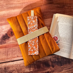 pochette pour livre avec marque page assorti et élastique pour s'adapter à l'épaisseur du roman de poche